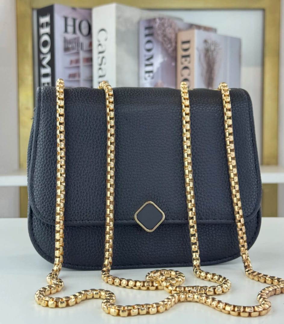 Bolsa com Alça de Corrente em Metal Dourado