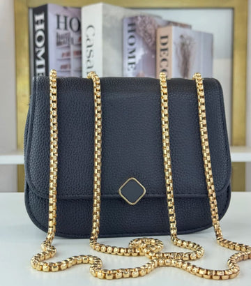 Bolsa com Alça de Corrente em Metal Dourado